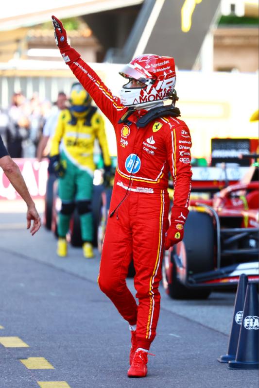 爱游戏APP-阿斯顿马丁翻盘雷诺车队，皮亚斯特里点燃赛场