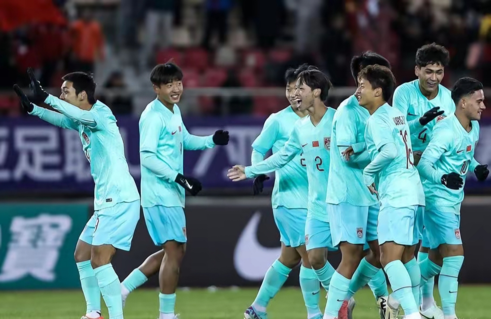 爱游戏体育-中国队完胜韩国队，黄鸭组合统治全场